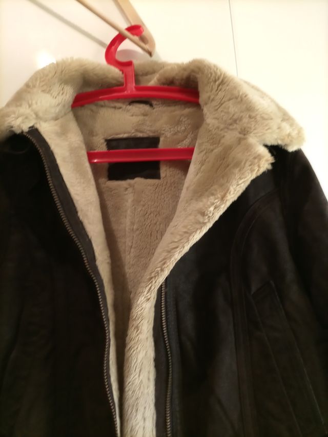 REBAJADO. Cazadora de piel con pelo por dentro.