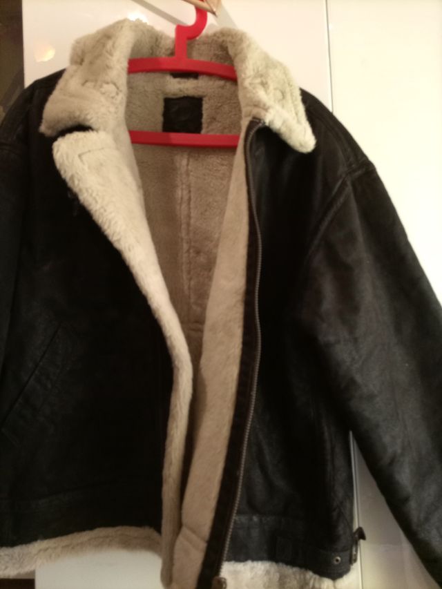 REBAJADO.Cazadora de piel con pelo por dentro