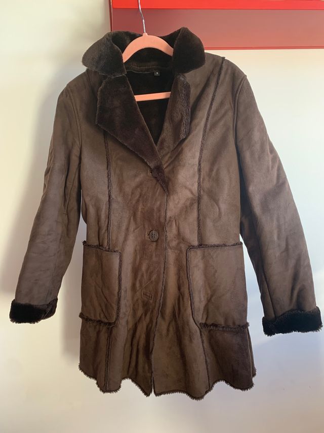Abrigo marrón de ante con pelo en el interior