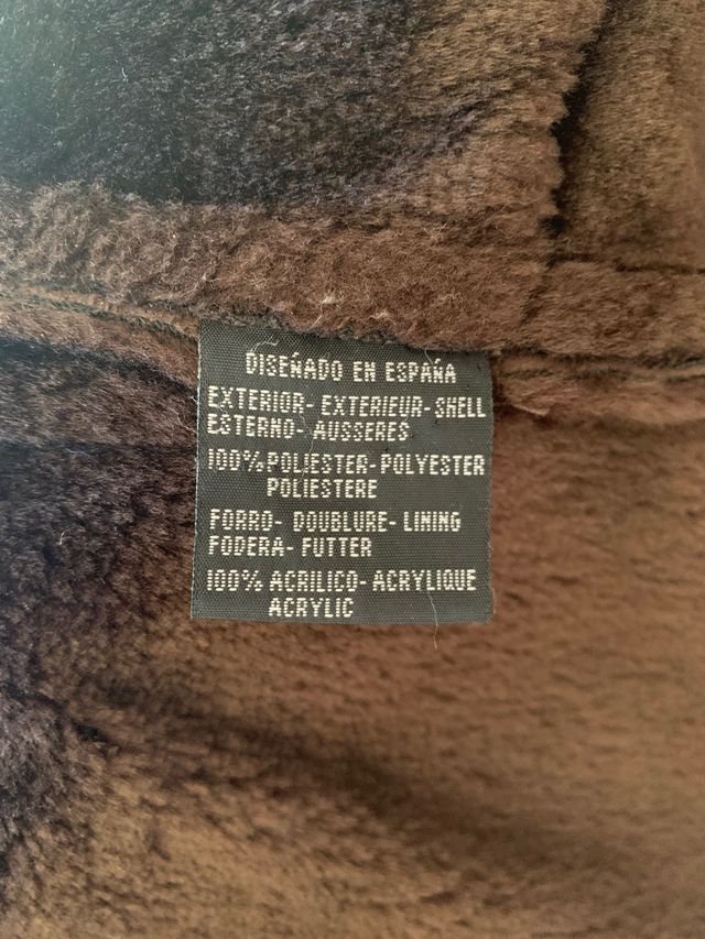 Abrigo marrón de ante con pelo en el interior