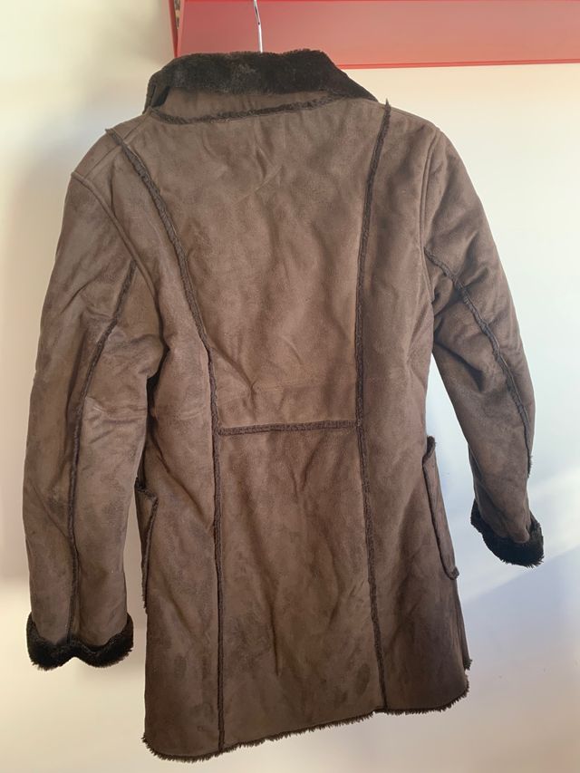 Abrigo marrón de ante con pelo en el interior