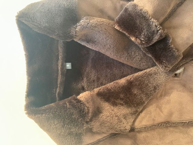 Abrigo marrón de ante con pelo en el interior