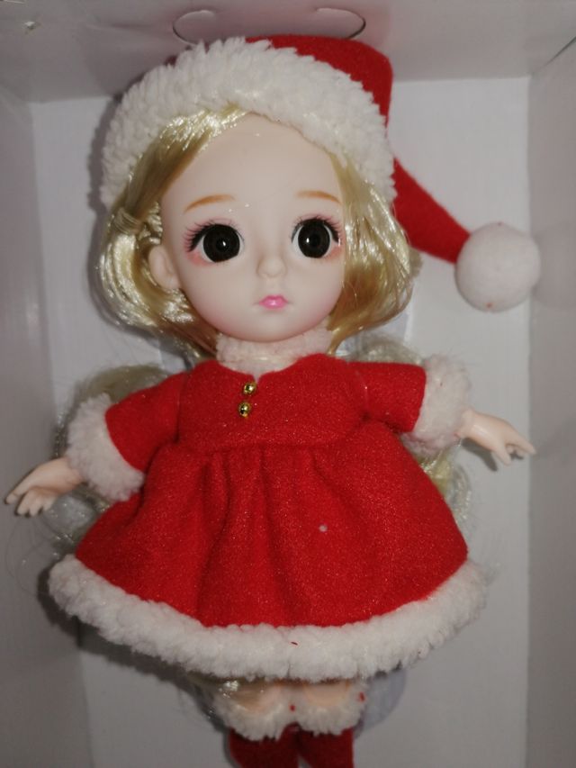 Muñeca articulada en caja.