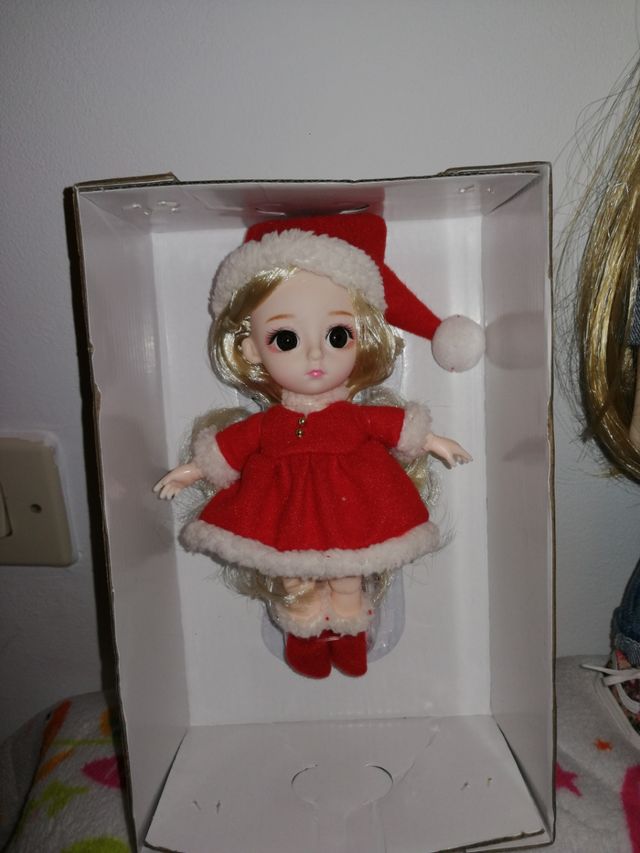 Muñeca articulada en caja.