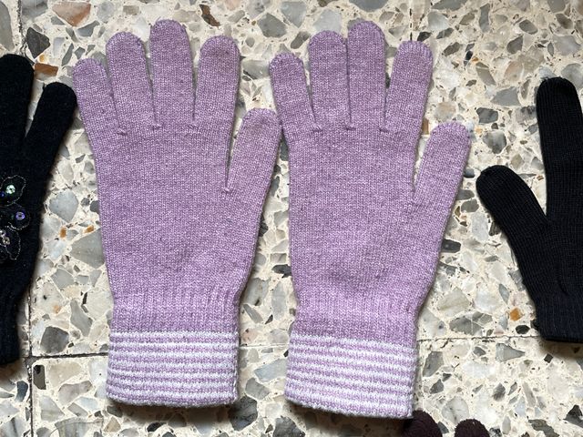5 pares de guantes 3 de lana y 2 de forro polar