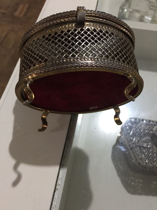 Caja antigua (pequeña 10cm x 7 alto