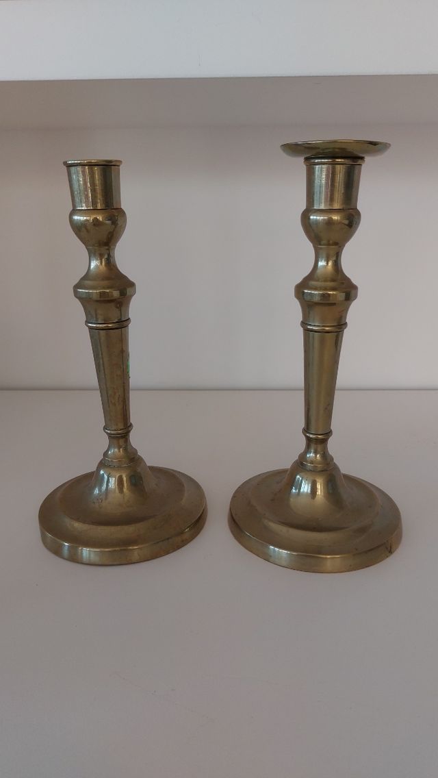 Varios candelabros o portavelas