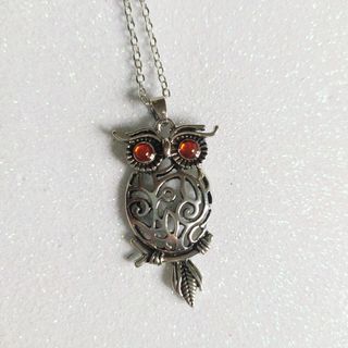 COLGANTE NUEVO BUHO OJOS AMBAR. Color plata y ámba