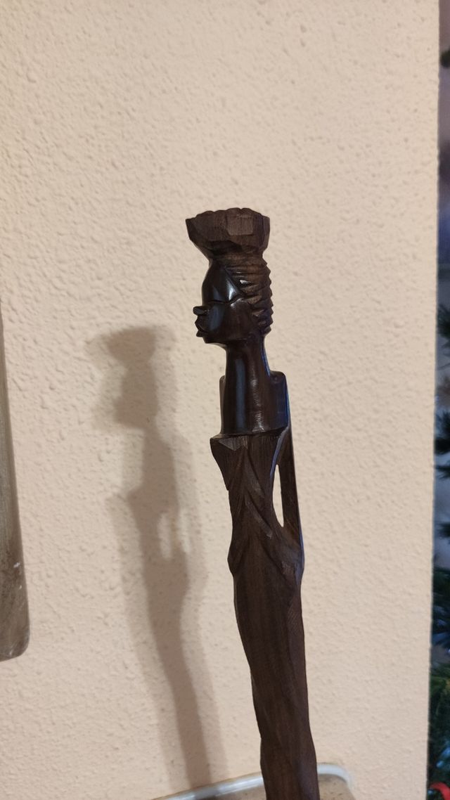 FIGURA ÉTNICA AFRICANA TALLADA A MANO