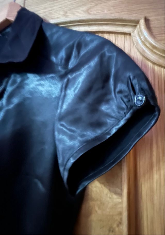 Blusa negra satén manga corta mujer entallada