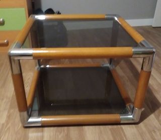 mesita auxiliar de cristal.