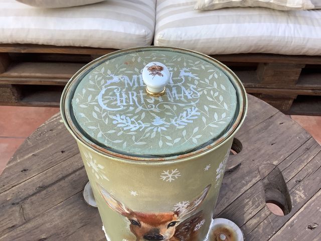 Bote metálico decorado a mano para Navidad
