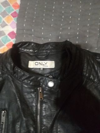 Cazadora cuero negro marca only talla 42