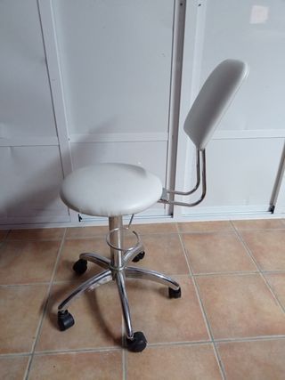 Taburete con ruedas