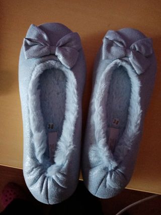 Zapatillas de estar en casa sin estrenar.