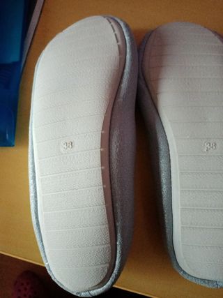 Zapatillas de estar en casa sin estrenar.