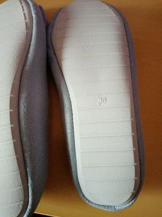 Zapatillas de estar en casa sin estrenar.
