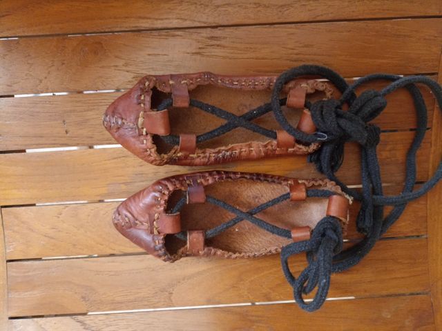 albarcas de cuero número veintidós