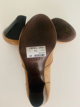 Zapatos Ballco de ante con tacón. Sin estrenar