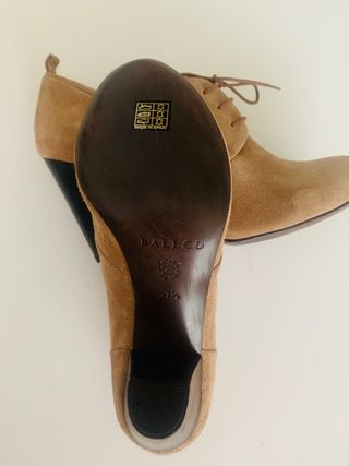 Zapatos Ballco de ante con tacón. Sin estrenar