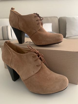 Zapatos Ballco de ante con tacón. Sin estrenar