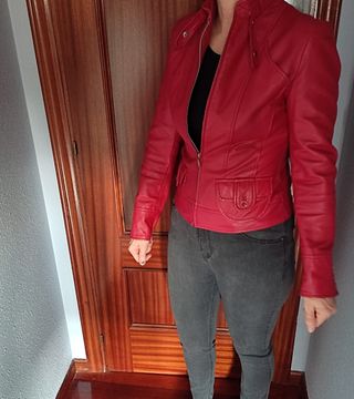 Cazadora roja de piel de Mango