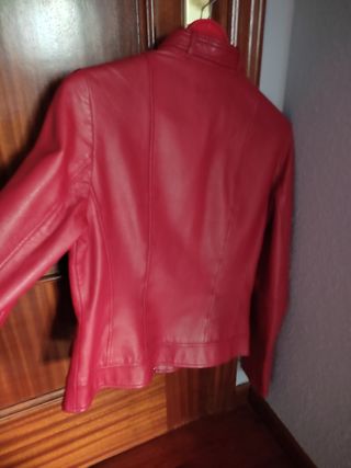 Cazadora roja de piel de Mango