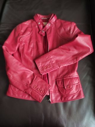 Cazadora roja de piel de Mango