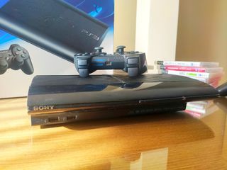 Play Station 3 (PS3) con 2 mandos y 11 juegos