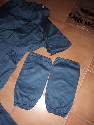 mono de trabajo con manguitos de proteccion