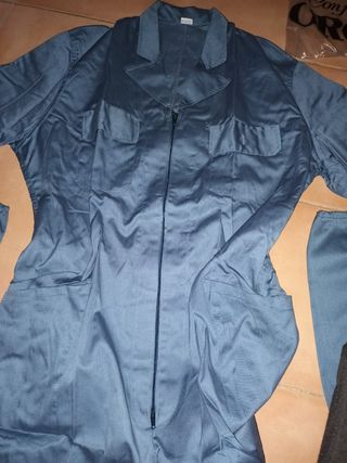 mono de trabajo con manguitos de proteccion