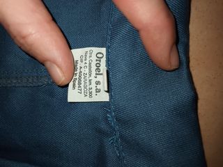 mono de trabajo con manguitos de proteccion