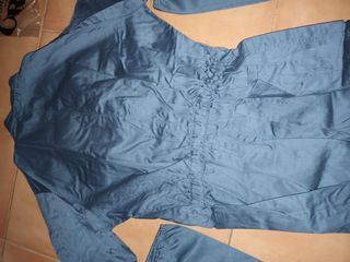 mono de trabajo con manguitos de proteccion