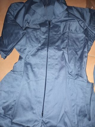 mono de trabajo con manguitos de proteccion