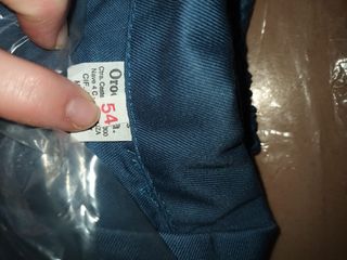 mono de trabajo con manguitos de proteccion