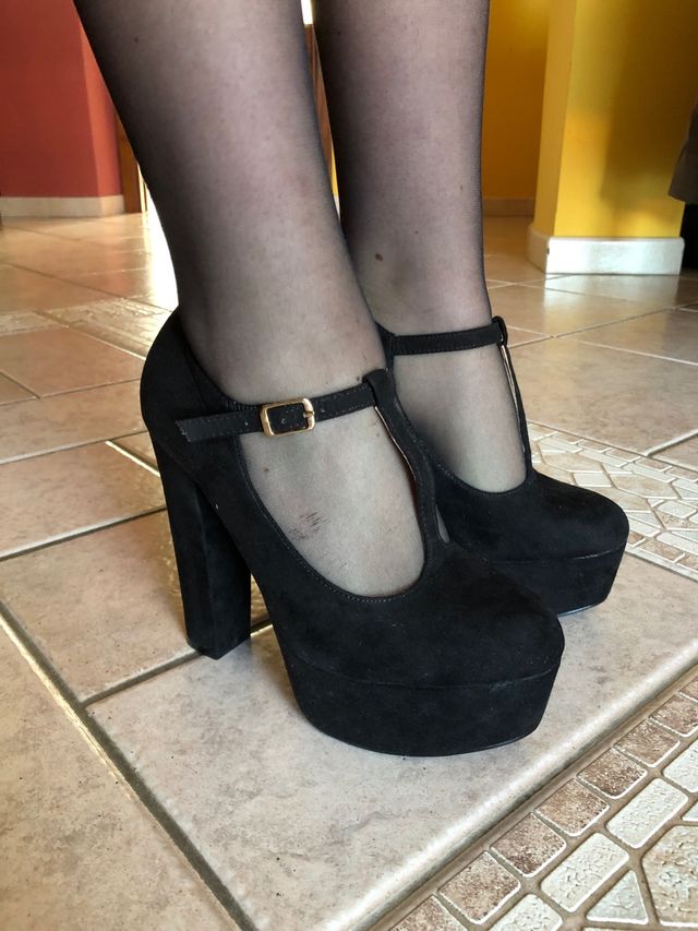 Tacchi scamosciati con cinturino