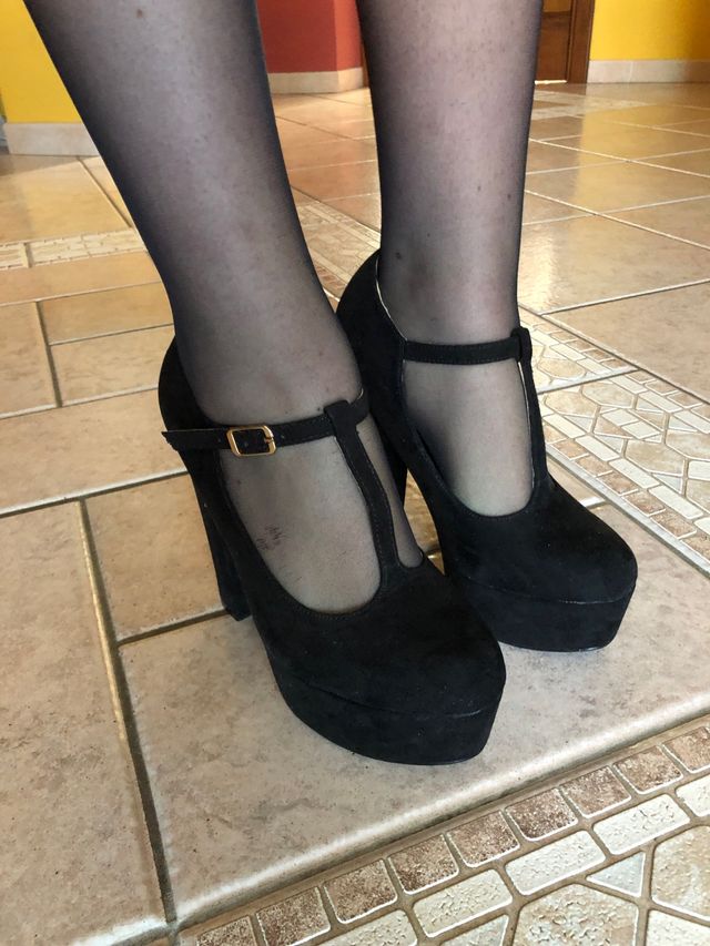 Tacchi scamosciati con cinturino