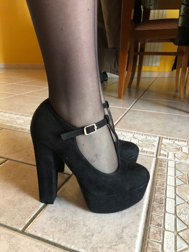 Tacchi scamosciati con cinturino