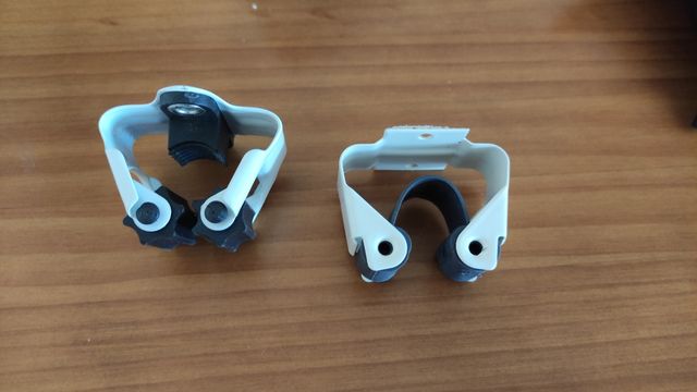 Dos porta escobas o escobero