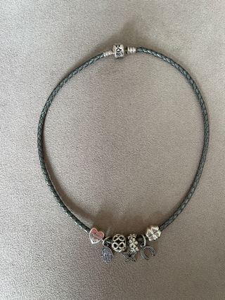 Pulsera/collar Pandora cuero gris con 7 charms