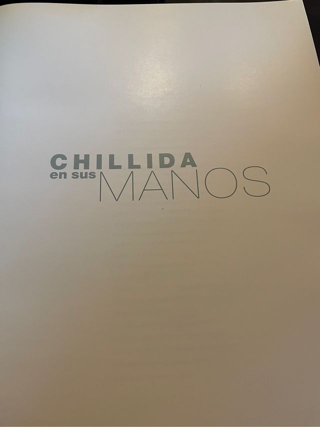 Chillida en sus manos libro catálogo