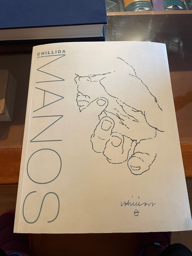Chillida en sus manos libro catálogo