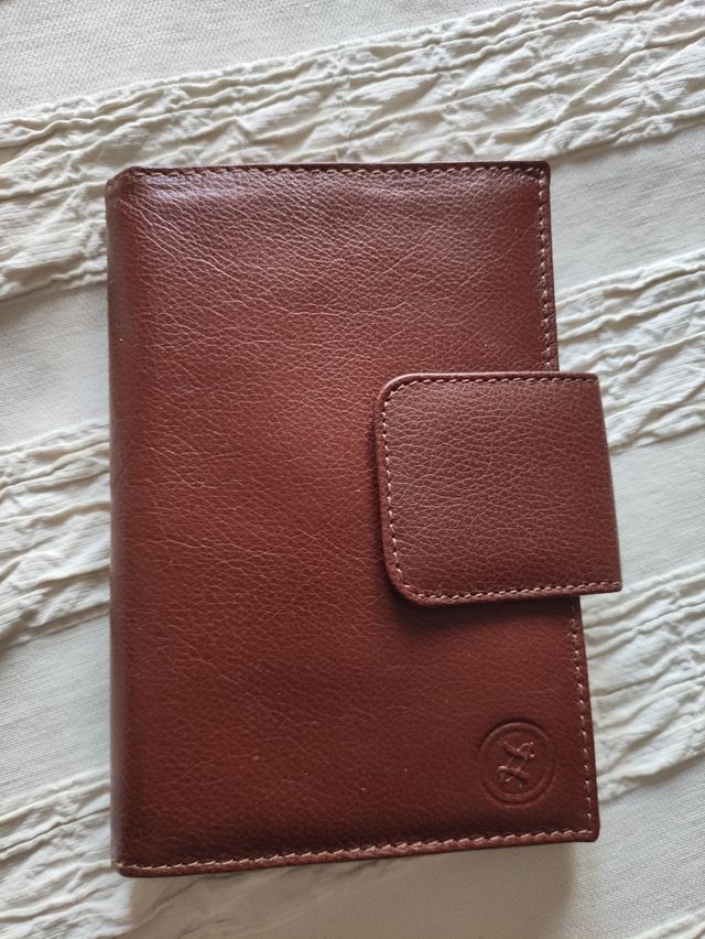 Cartera de piel marrón. Nueva sin estrenar