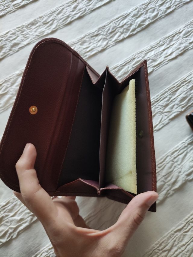 Cartera de piel marrón. Nueva sin estrenar