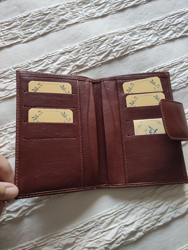 Cartera de piel marrón. Nueva sin estrenar