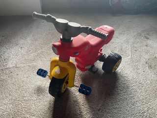 Moto correpasillos de pedales