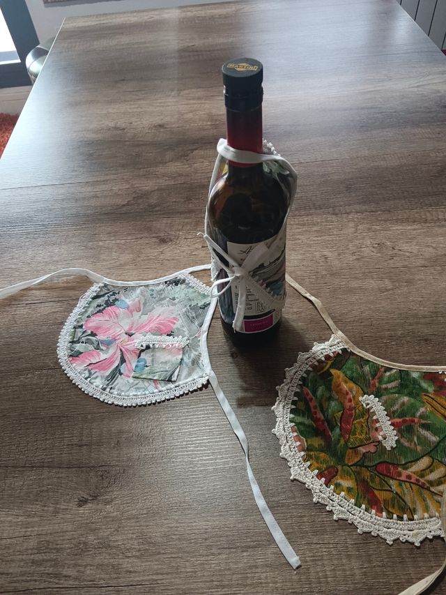 Cubre botellas echos a ganchillo.