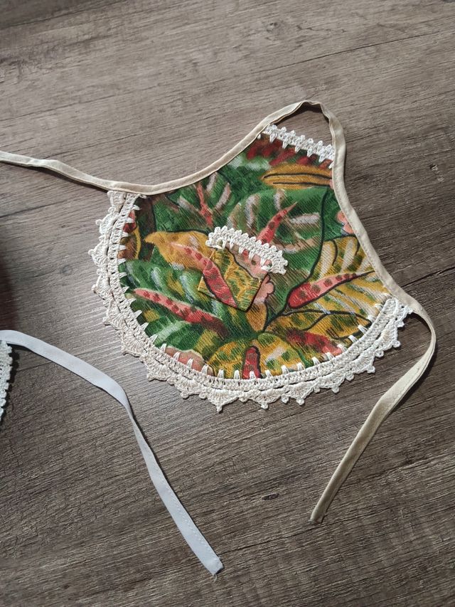 Cubre botellas echos a ganchillo.