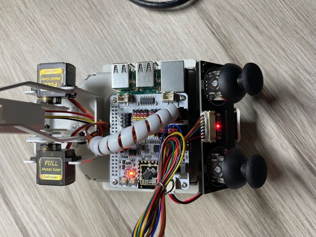 Brazo robótico controlado por mando