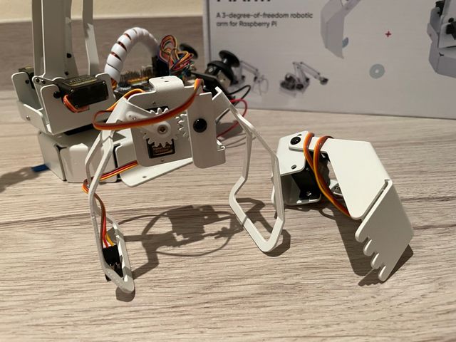 Brazo robótico controlado por mando